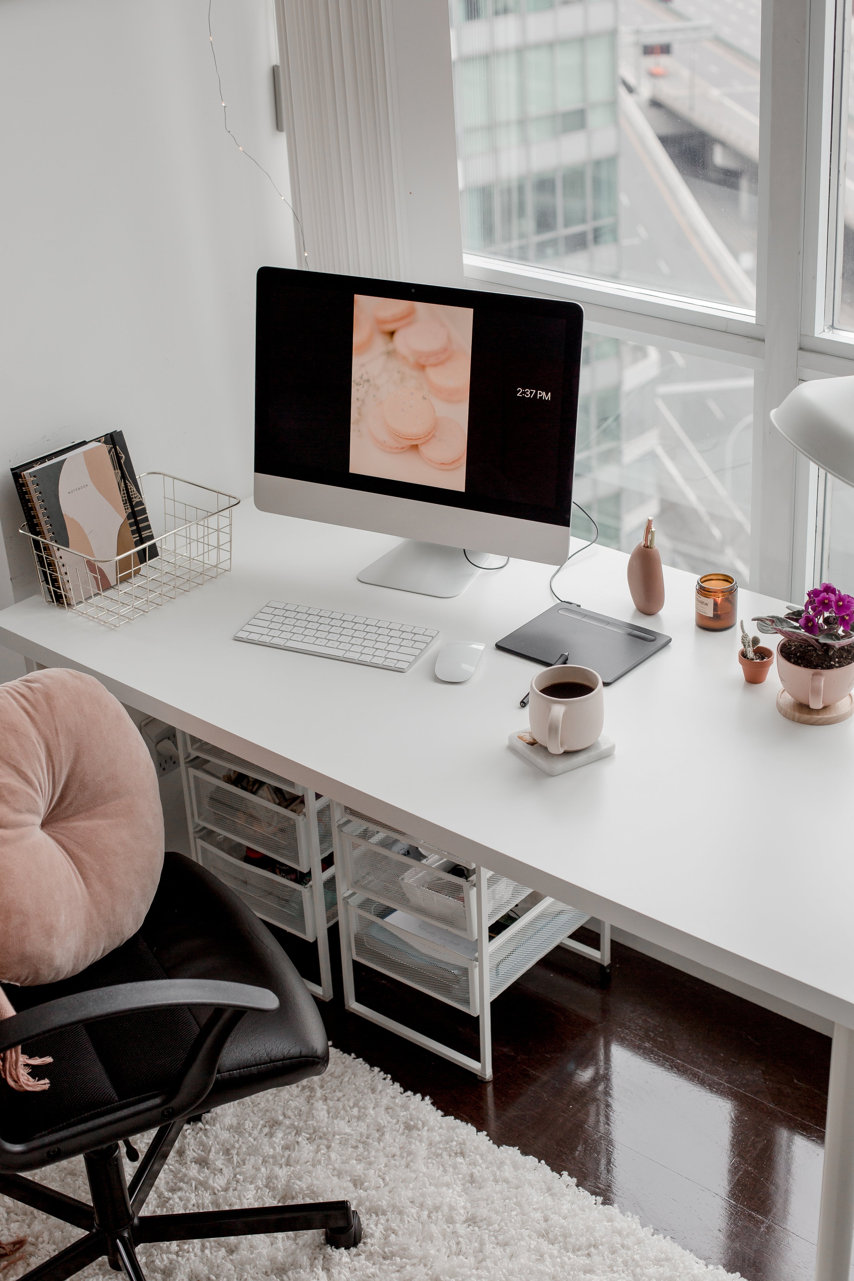 Bureau à domicile élégant pour télésecrétaire médicale indépendante en télétravail