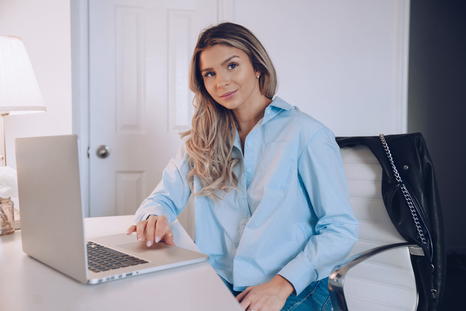 femme travaillant à domicile sur ordinateur