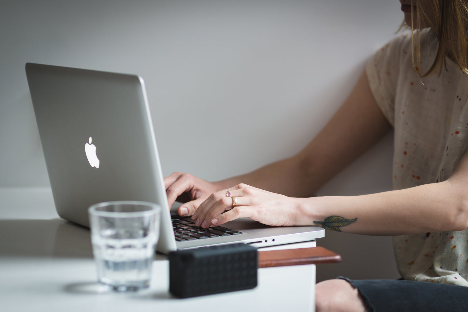 Femme travaillant depuis chez elle en télésecrétariat médical à domicile